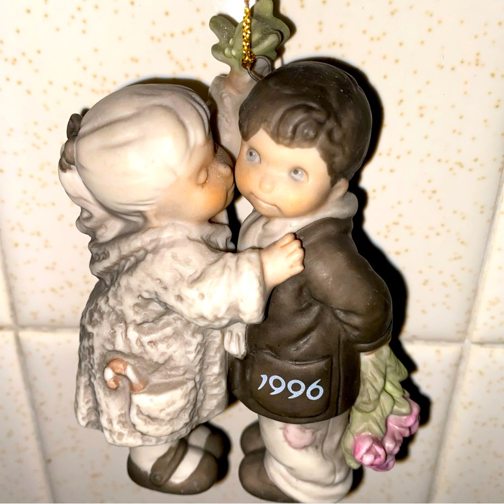 Kim Anderson's‎ "A Holiday Greeting Sealed With A Kiss" 1996 Christmas Ornament